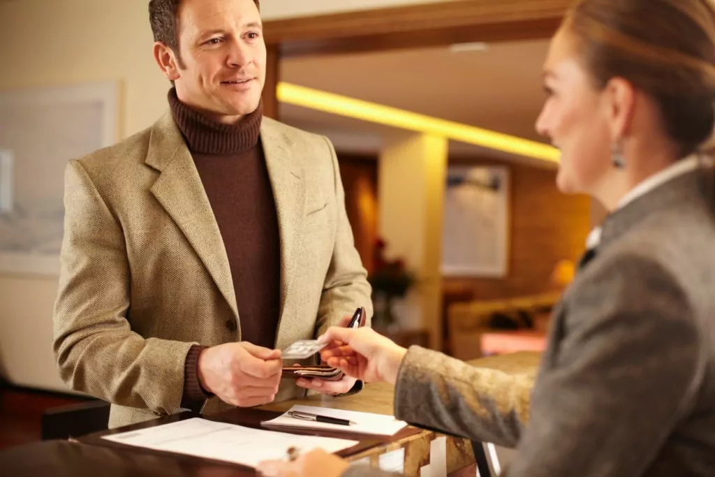 Man who gets to stay in a great hotel thanks to SEO for hotels